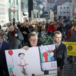 Foto: Ieva Leiniša, LETA, Jauns.lv
http://jauns.lv/foto/zinas/33622-piketa-pie-rigas-domes-pieprasa-veloinfrastrukturas-uzlabosanu