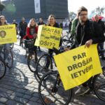 Foto: Ieva Leiniša, LETA, Jauns.lv
http://jauns.lv/foto/zinas/33622-piketa-pie-rigas-domes-pieprasa-veloinfrastrukturas-uzlabosanu