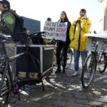Foto: Ieva Leiniša, LETA, Jauns.lv
http://jauns.lv/foto/zinas/33622-piketa-pie-rigas-domes-pieprasa-veloinfrastrukturas-uzlabosanu