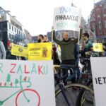 Foto: Ieva Leiniša, LETA, Jauns.lv
http://jauns.lv/foto/zinas/33622-piketa-pie-rigas-domes-pieprasa-veloinfrastrukturas-uzlabosanu
