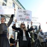 Foto: Ieva Leiniša, LETA, Jauns.lv
http://jauns.lv/foto/zinas/33622-piketa-pie-rigas-domes-pieprasa-veloinfrastrukturas-uzlabosanu