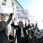 Foto: Ieva Leiniša, LETA, Jauns.lv
http://jauns.lv/foto/zinas/33622-piketa-pie-rigas-domes-pieprasa-veloinfrastrukturas-uzlabosanu