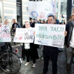Foto: Ieva Leiniša, LETA, Jauns.lv
http://jauns.lv/foto/zinas/33622-piketa-pie-rigas-domes-pieprasa-veloinfrastrukturas-uzlabosanu