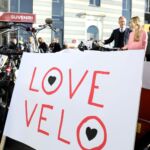 Foto: Ieva Leiniša, LETA, Jauns.lv
http://jauns.lv/foto/zinas/33622-piketa-pie-rigas-domes-pieprasa-veloinfrastrukturas-uzlabosanu