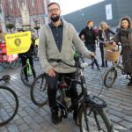 Foto: Ieva Leiniša, LETA, Jauns.lv
http://jauns.lv/foto/zinas/33622-piketa-pie-rigas-domes-pieprasa-veloinfrastrukturas-uzlabosanu