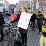 Foto: Ieva Leiniša, LETA, Jauns.lv
http://jauns.lv/foto/zinas/33622-piketa-pie-rigas-domes-pieprasa-veloinfrastrukturas-uzlabosanu