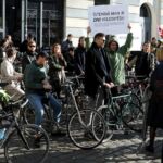 Foto: Ieva Leiniša, LETA, Jauns.lv
http://jauns.lv/foto/zinas/33622-piketa-pie-rigas-domes-pieprasa-veloinfrastrukturas-uzlabosanu