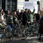 Foto: Ieva Leiniša, LETA, Jauns.lv
http://jauns.lv/foto/zinas/33622-piketa-pie-rigas-domes-pieprasa-veloinfrastrukturas-uzlabosanu
