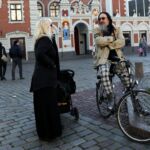 Foto: Ieva Leiniša, LETA, Jauns.lv
http://jauns.lv/foto/zinas/33622-piketa-pie-rigas-domes-pieprasa-veloinfrastrukturas-uzlabosanu