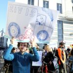 Foto: Ieva Leiniša, LETA, Jauns.lv
http://jauns.lv/foto/zinas/33622-piketa-pie-rigas-domes-pieprasa-veloinfrastrukturas-uzlabosanu