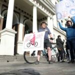 Foto: Ieva Leiniša, LETA, Jauns.lv
http://jauns.lv/foto/zinas/33622-piketa-pie-rigas-domes-pieprasa-veloinfrastrukturas-uzlabosanu