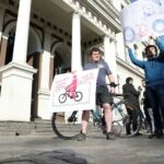 Foto: Ieva Leiniša, LETA, Jauns.lv
http://jauns.lv/foto/zinas/33622-piketa-pie-rigas-domes-pieprasa-veloinfrastrukturas-uzlabosanu