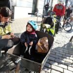 Foto: Ieva Leiniša, LETA, Jauns.lv
http://jauns.lv/foto/zinas/33622-piketa-pie-rigas-domes-pieprasa-veloinfrastrukturas-uzlabosanu