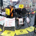 Foto: Ieva Leiniša, LETA, Jauns.lv
http://jauns.lv/foto/zinas/33622-piketa-pie-rigas-domes-pieprasa-veloinfrastrukturas-uzlabosanu
