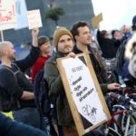 Foto: Ieva Leiniša, LETA, Jauns.lv
http://jauns.lv/foto/zinas/33622-piketa-pie-rigas-domes-pieprasa-veloinfrastrukturas-uzlabosanu