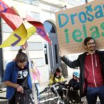 Foto: Ieva Leiniša, LETA, Jauns.lv
http://jauns.lv/foto/zinas/33622-piketa-pie-rigas-domes-pieprasa-veloinfrastrukturas-uzlabosanu