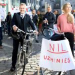 Foto: Ieva Leiniša, LETA, Jauns.lv
http://jauns.lv/foto/zinas/33622-piketa-pie-rigas-domes-pieprasa-veloinfrastrukturas-uzlabosanu