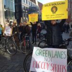 Foto: Anete Bērtule, Latvijas Televīzija https://www.lsm.lv/raksts/zinas/latvija/foto-piketa-pie-rigas-domes-pieprasa-sakartot-veloinfrastrukturu.a296329/