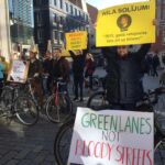 Foto: Anete Bērtule, Latvijas Televīzija https://www.lsm.lv/raksts/zinas/latvija/foto-piketa-pie-rigas-domes-pieprasa-sakartot-veloinfrastrukturu.a296329/