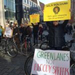 Foto: Anete Bērtule, Latvijas Televīzija https://www.lsm.lv/raksts/zinas/latvija/foto-piketa-pie-rigas-domes-pieprasa-sakartot-veloinfrastrukturu.a296329/