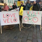 Foto: Kristaps Feldmanis, Latvijas Radio https://www.lsm.lv/raksts/zinas/latvija/foto-piketa-pie-rigas-domes-pieprasa-sakartot-veloinfrastrukturu.a296329/