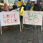 Foto: Kristaps Feldmanis, Latvijas Radio https://www.lsm.lv/raksts/zinas/latvija/foto-piketa-pie-rigas-domes-pieprasa-sakartot-veloinfrastrukturu.a296329/